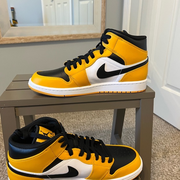 AIR JORDAN 1 MID - Picture 2 of 7